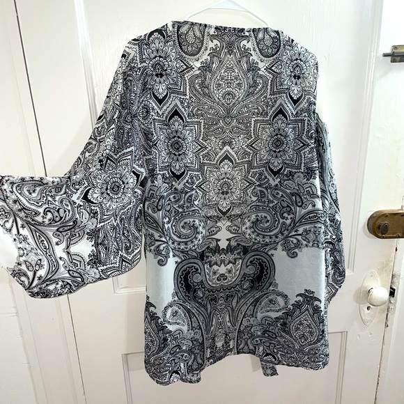 Forever 21 Women’s Black & White Patterened Kimono - Picture 3 of 4